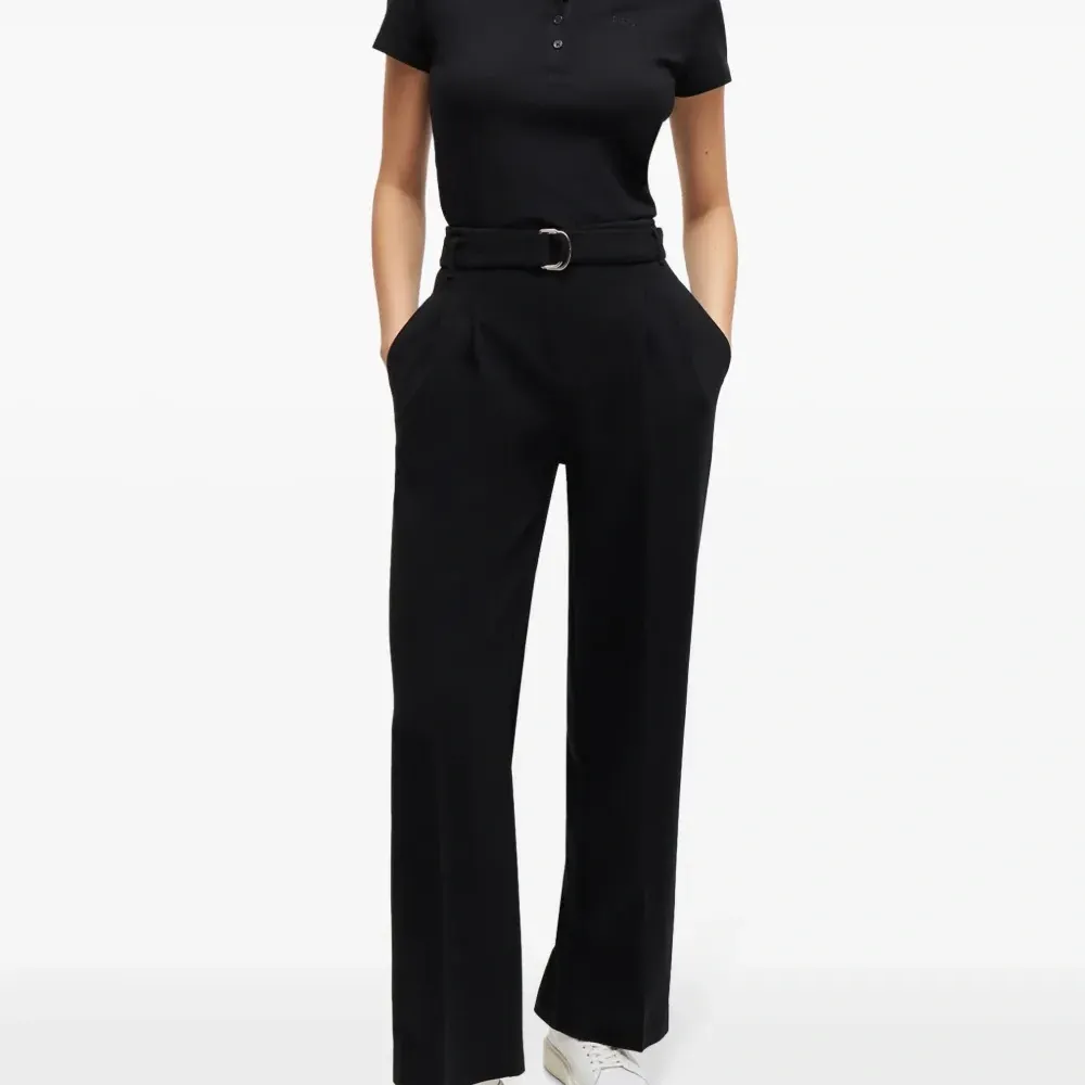 Кроссовки с тисненым логотипом