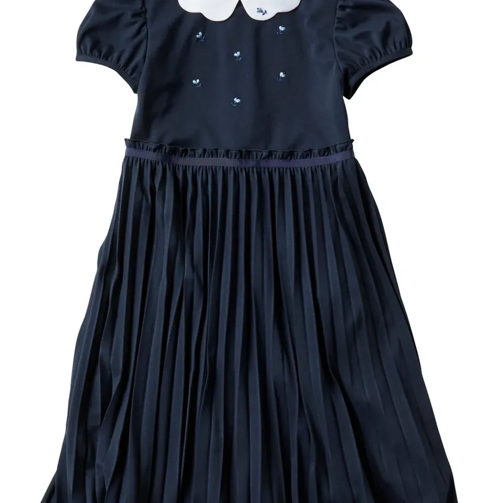 Платье с короткими рукавами и вышивкой