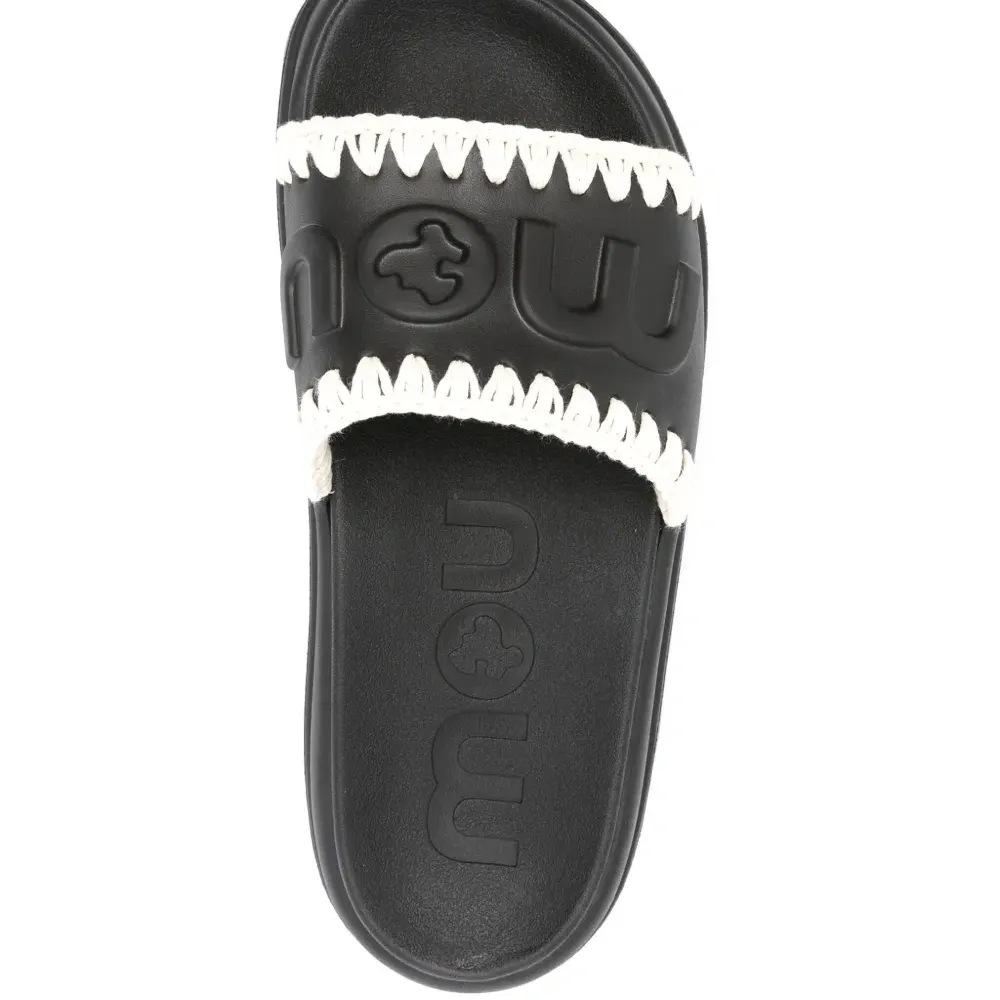 Шлепанцы с тисненым логотипом