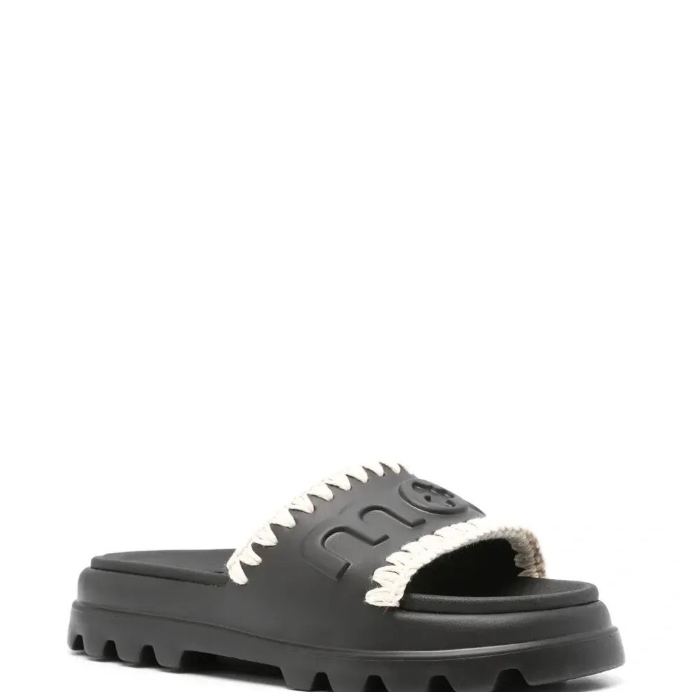 Шлепанцы с тисненым логотипом