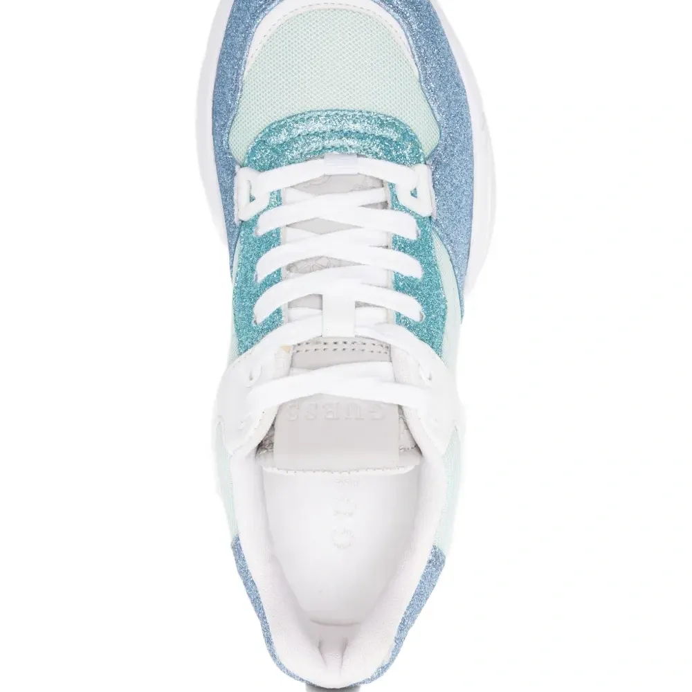 Кроссовки с блестящими вставками