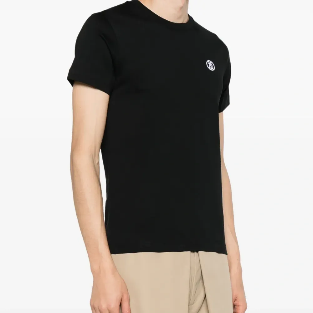 Футболка с вышитым логотипом Футболка с вышитым логотипом