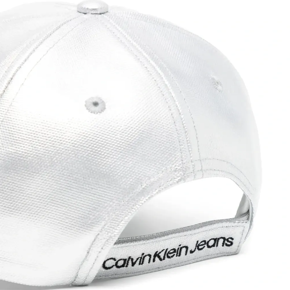 Бейсболка с нашивкой-логотипом