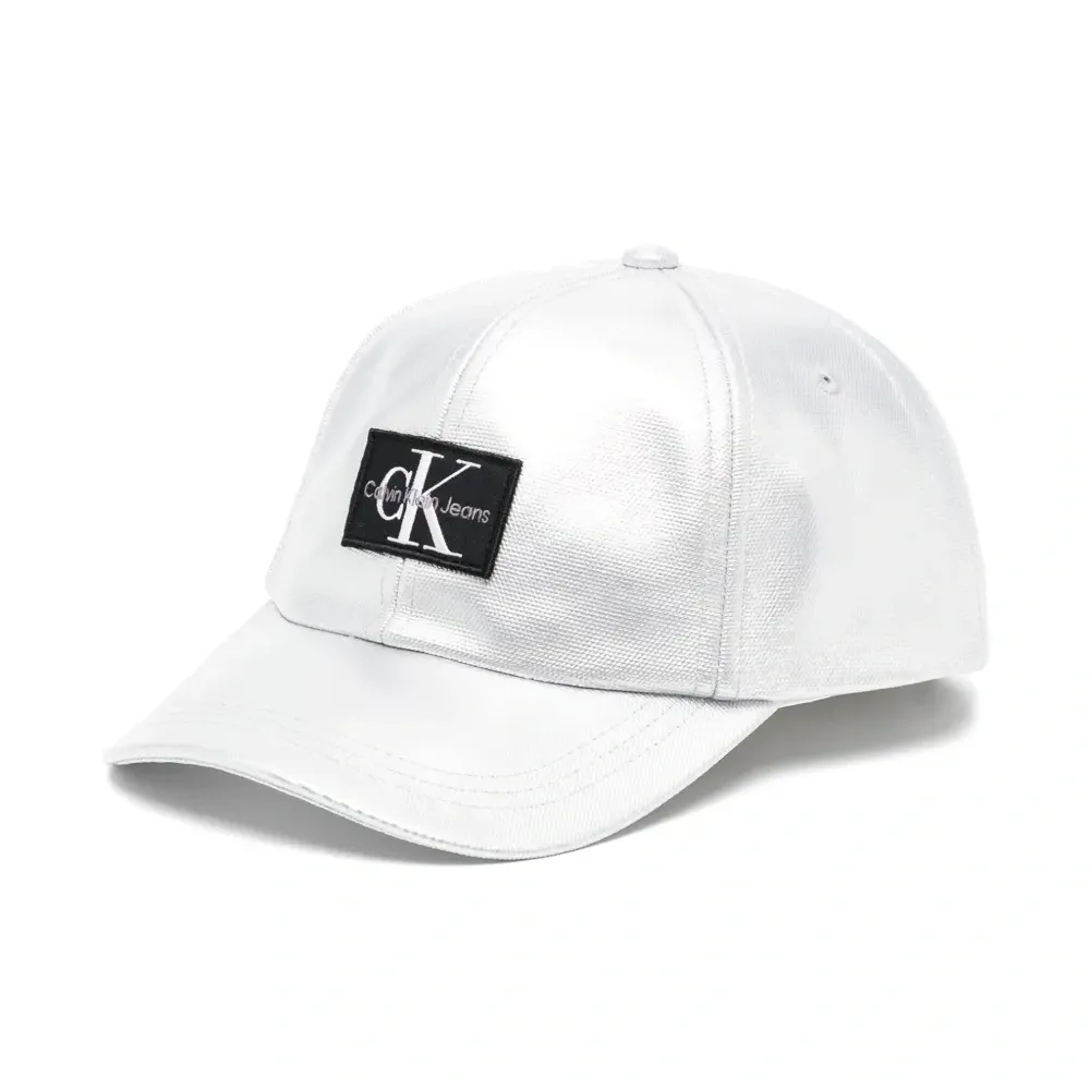 Бейсболка с нашивкой-логотипом