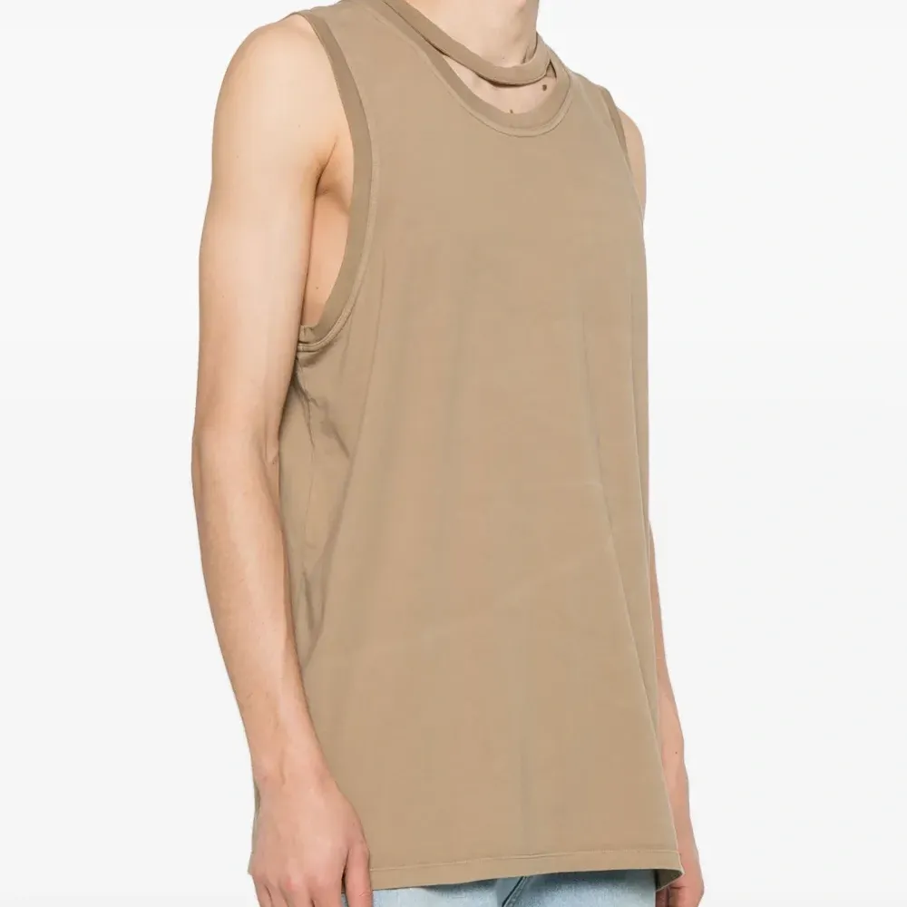 Топ Hugo с вырезом