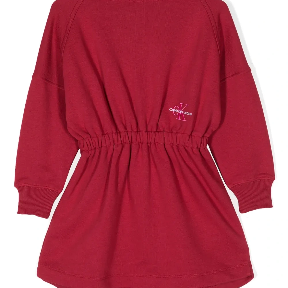 Платье с вышитым логотипом