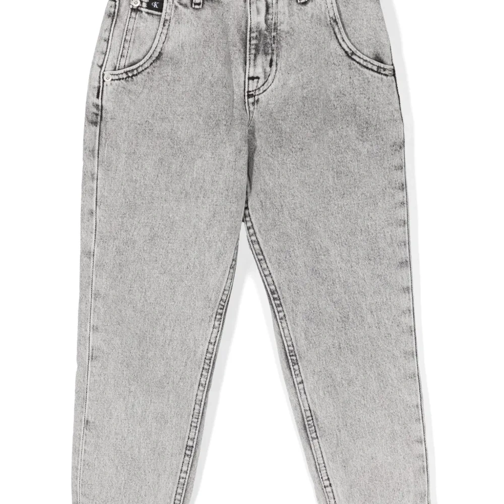 Джинсы средней посадки с тисненым логотипом