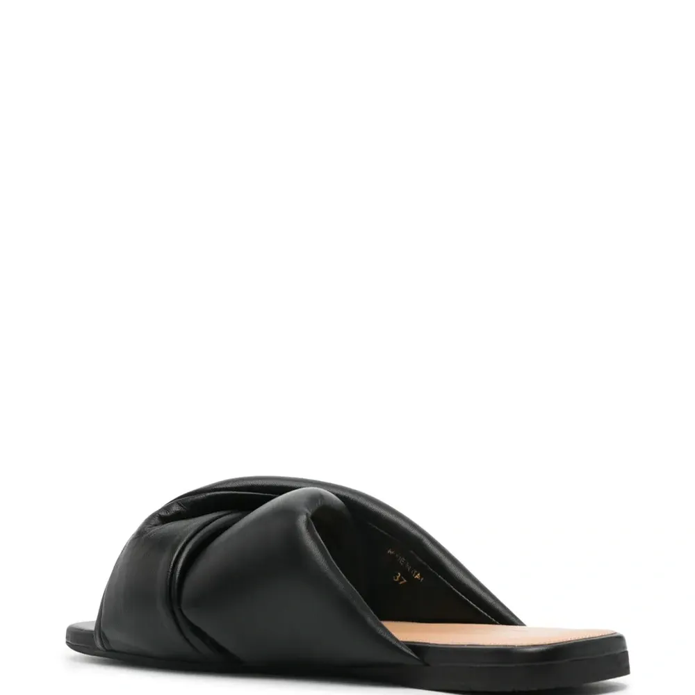 Сандалии на плоской подошве