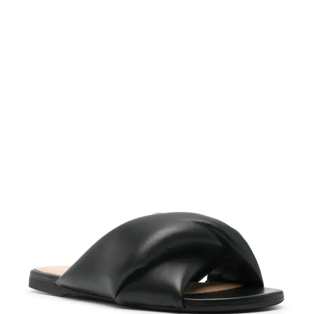 Сандалии на плоской подошве