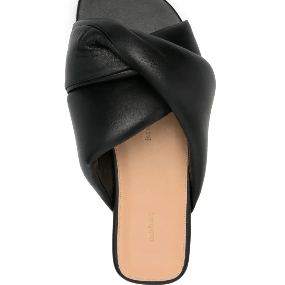 Сандалии на плоской подошве