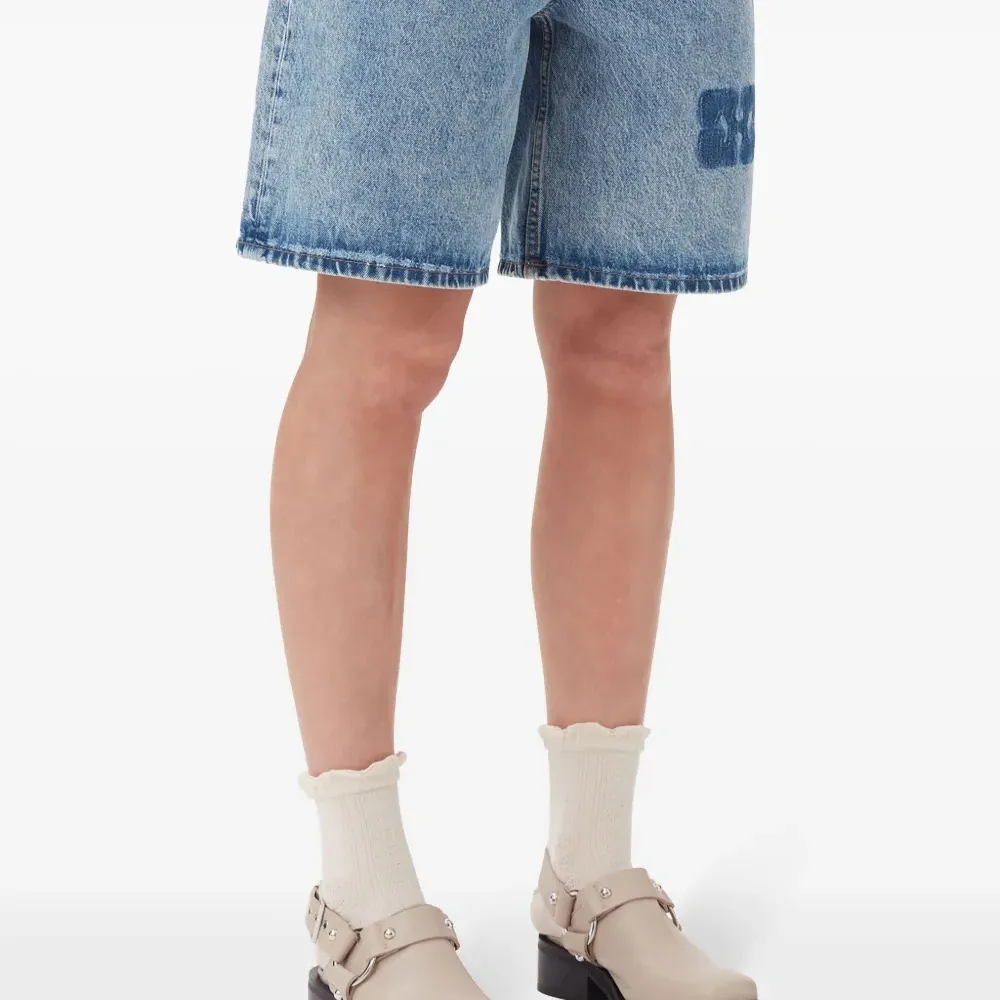 Мюли с ремешком на пятке и заклепками Мюли с ремешком на пятке и заклепками