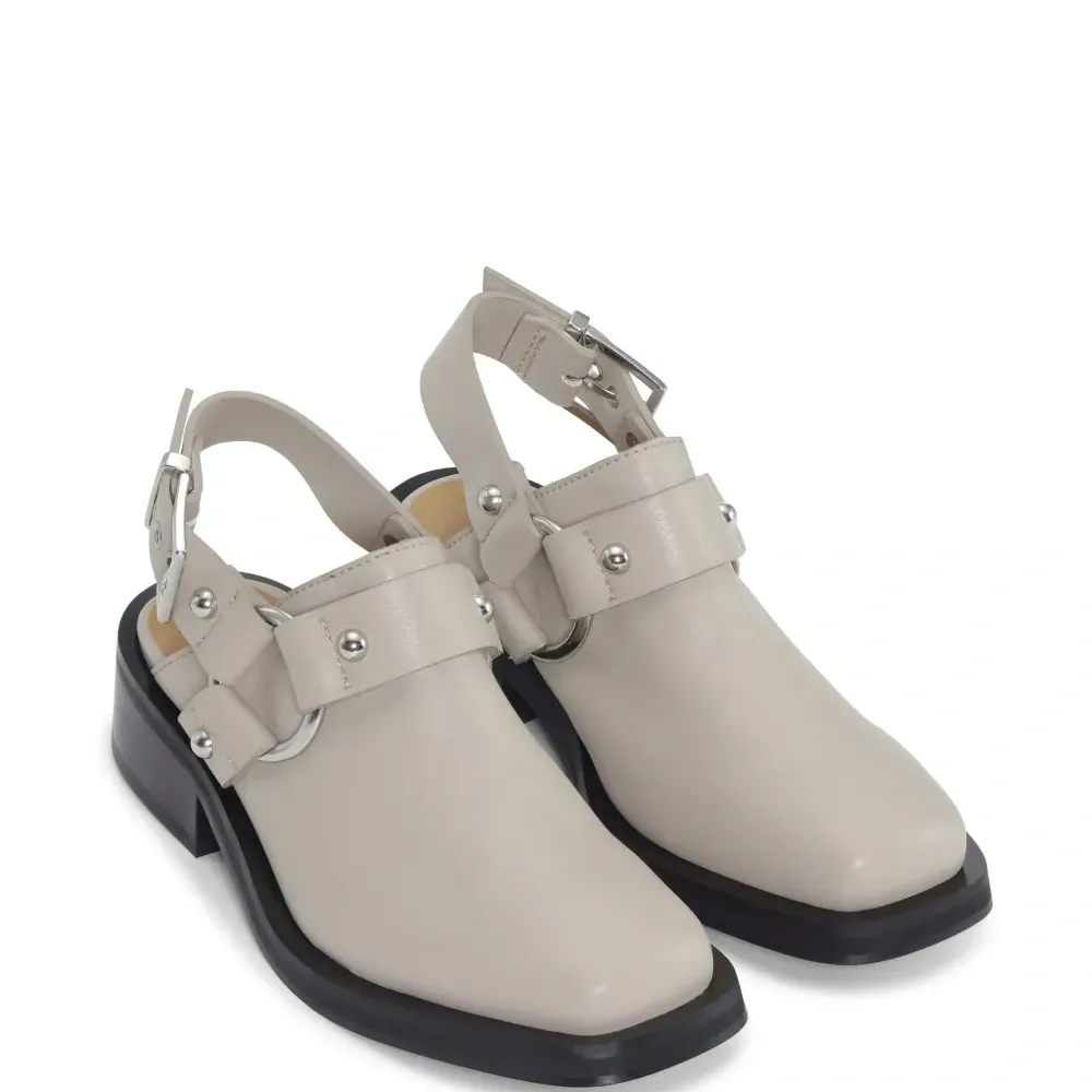 Мюли с ремешком на пятке и заклепками Мюли с ремешком на пятке и заклепками