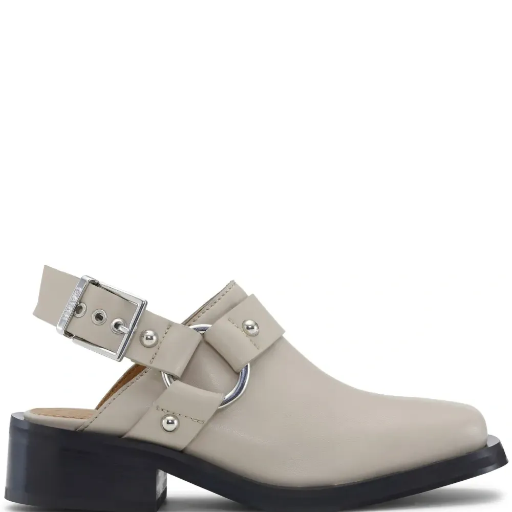 Мюли с ремешком на пятке и заклепками Мюли с ремешком на пятке и заклепками