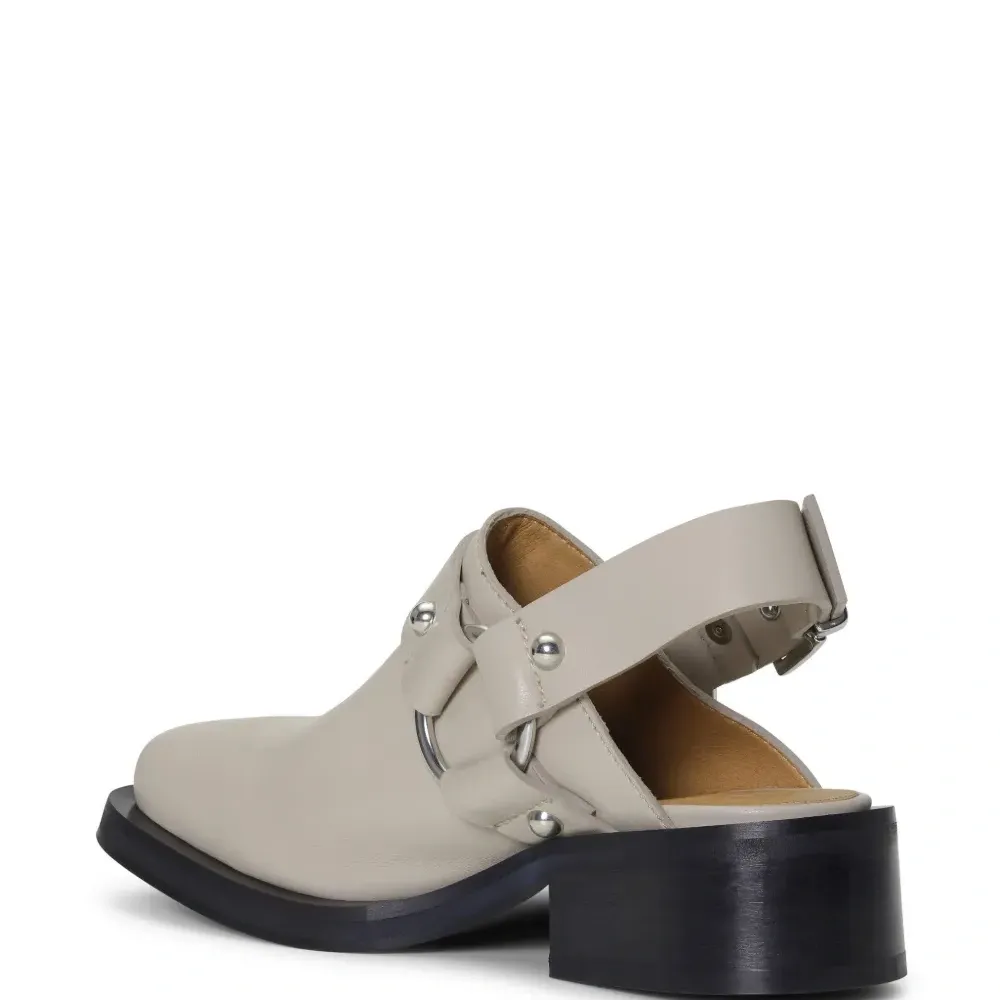 Мюли с ремешком на пятке и заклепками Мюли с ремешком на пятке и заклепками