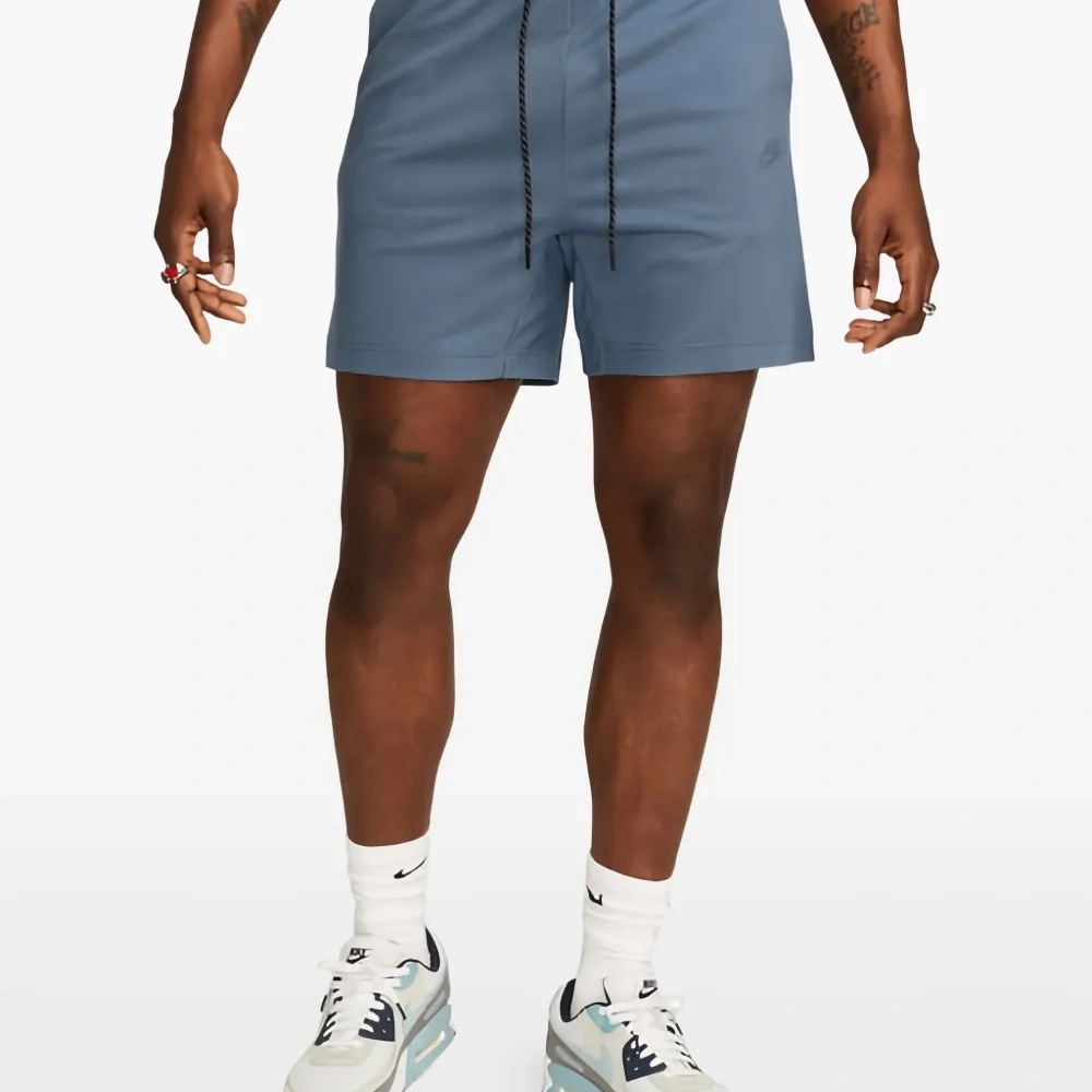 Спортивные шорты с вышитым логотипом