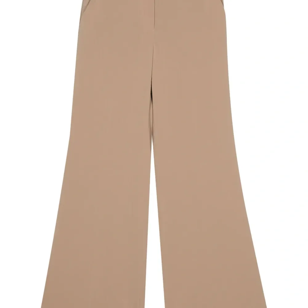 Расклешенные брюки строгого кроя