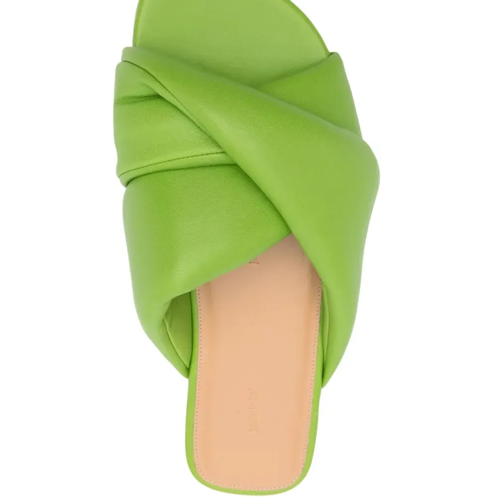 Сандалии на плоской подошве