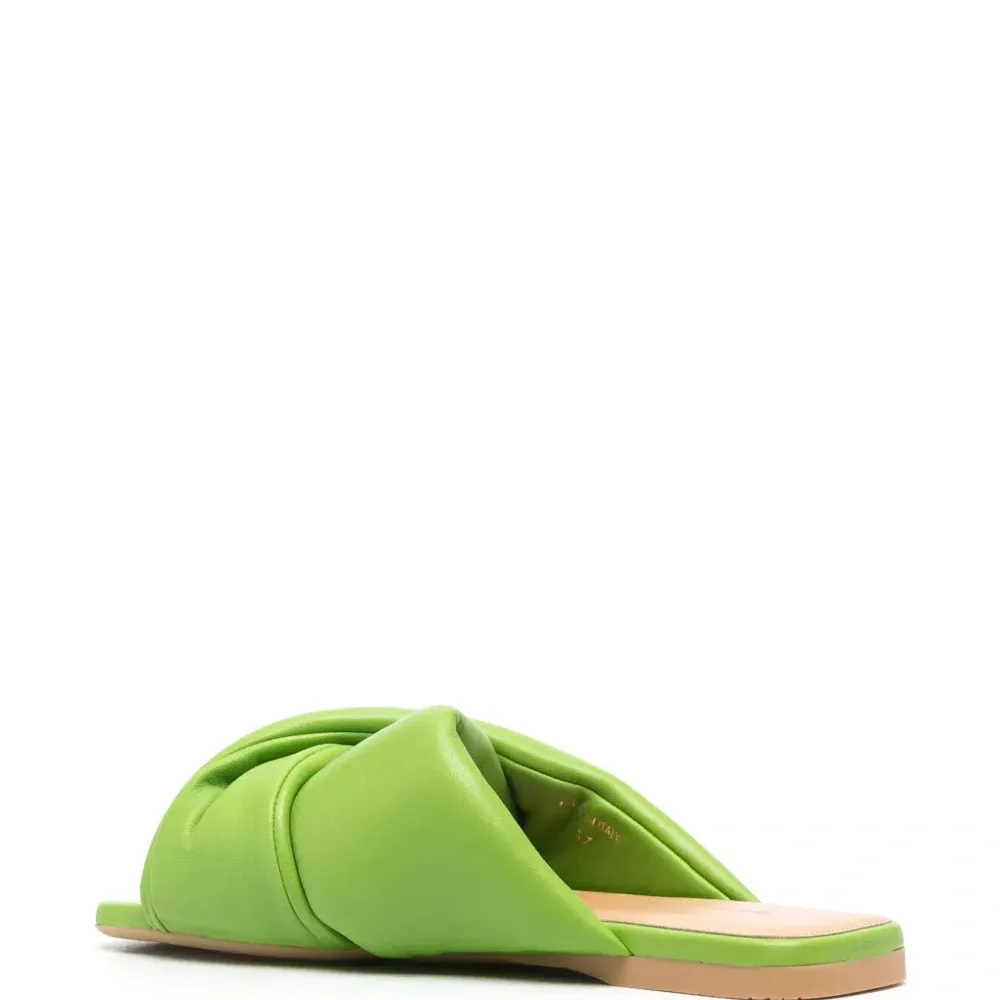 Сандалии на плоской подошве