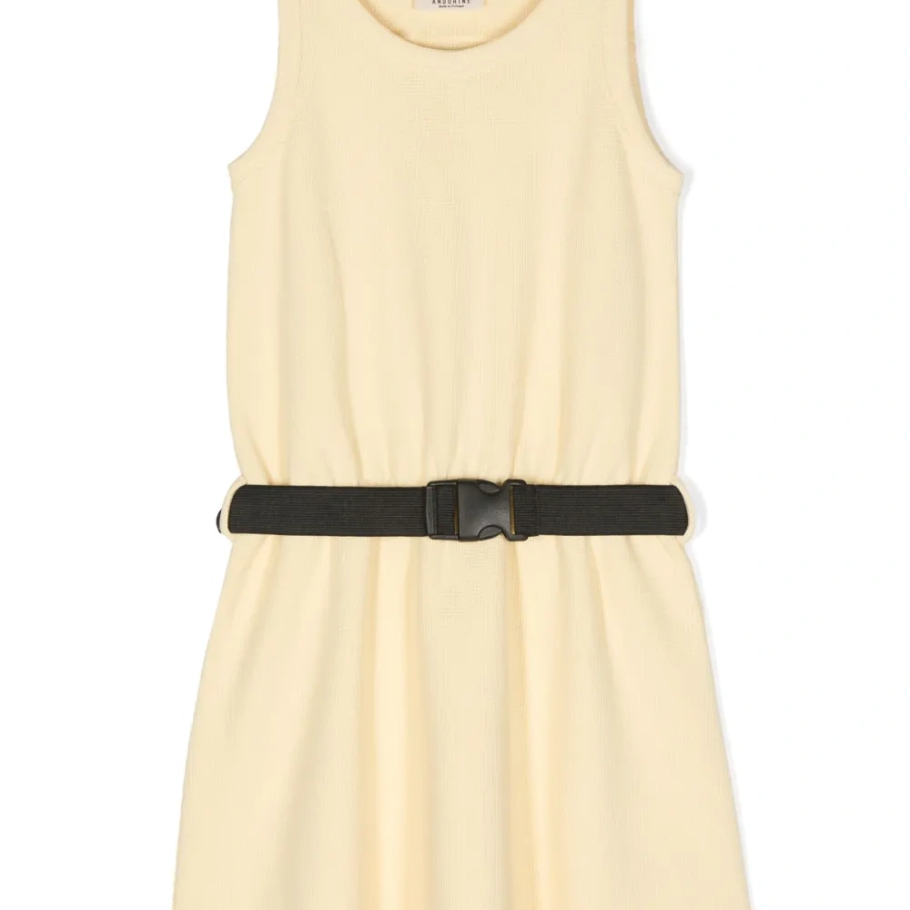 Платье без рукавов с поясом