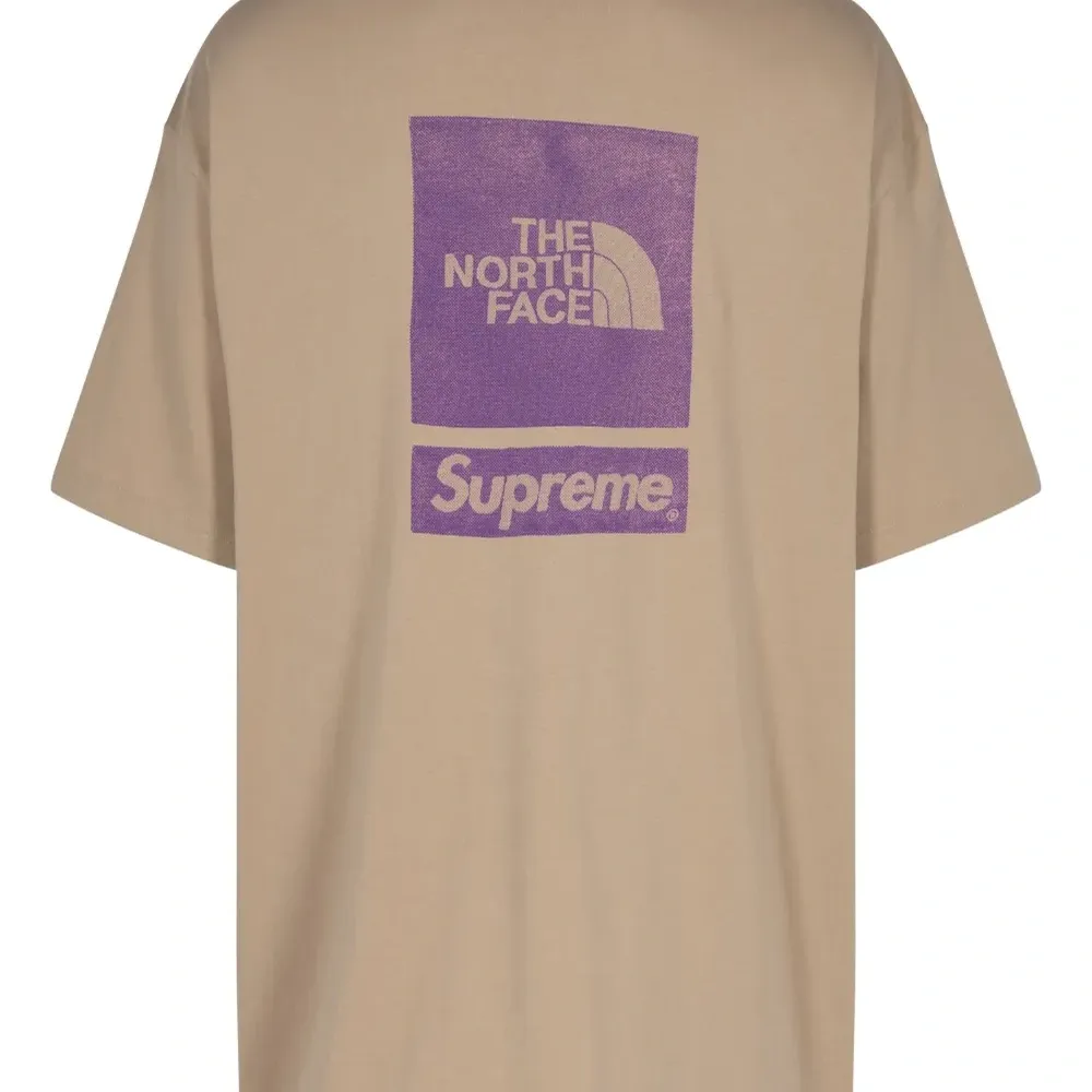 Футболка Khaki из коллаборации с The North Face Футболка Khaki из коллаборации с The North Face