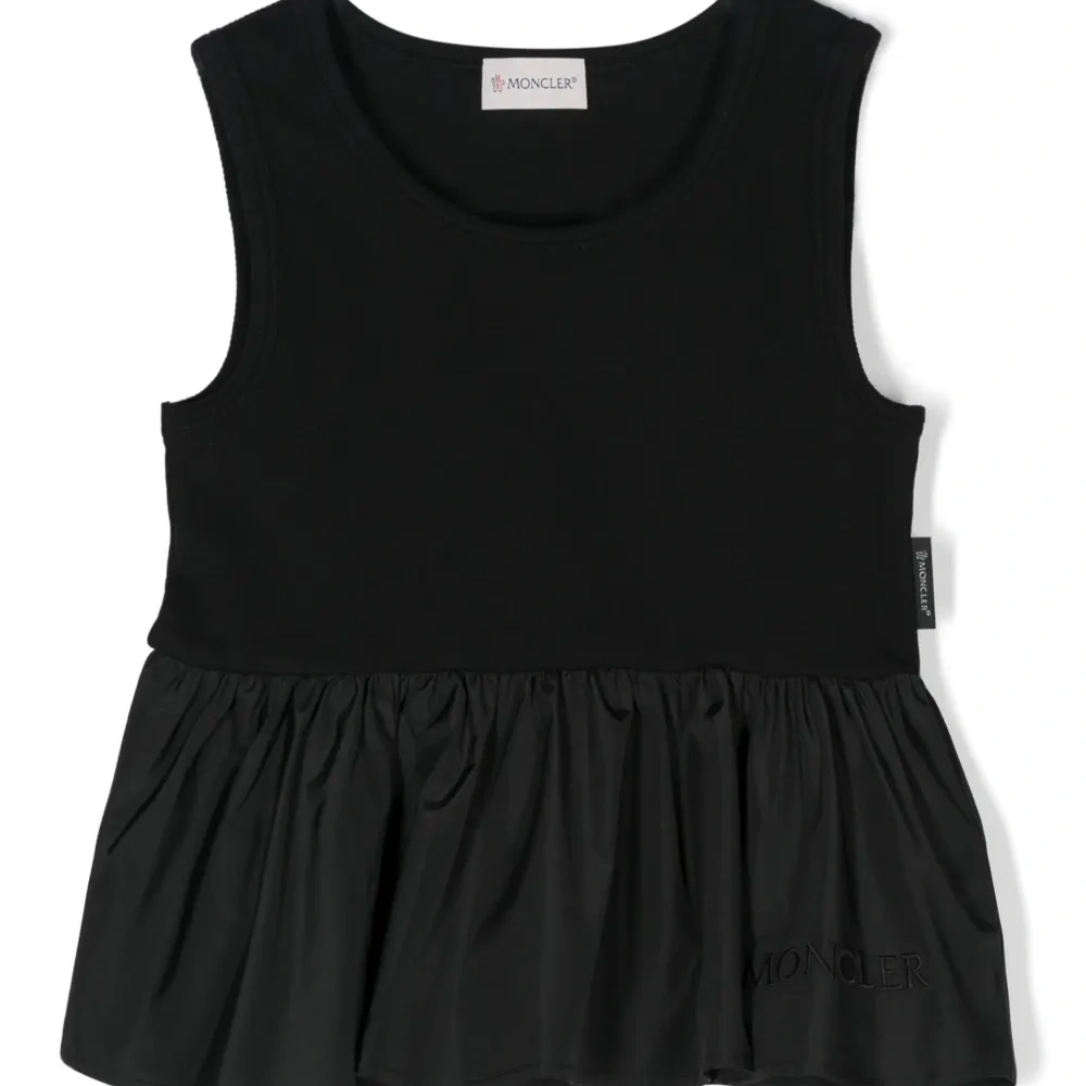 Топ с баской и вышитым логотипом