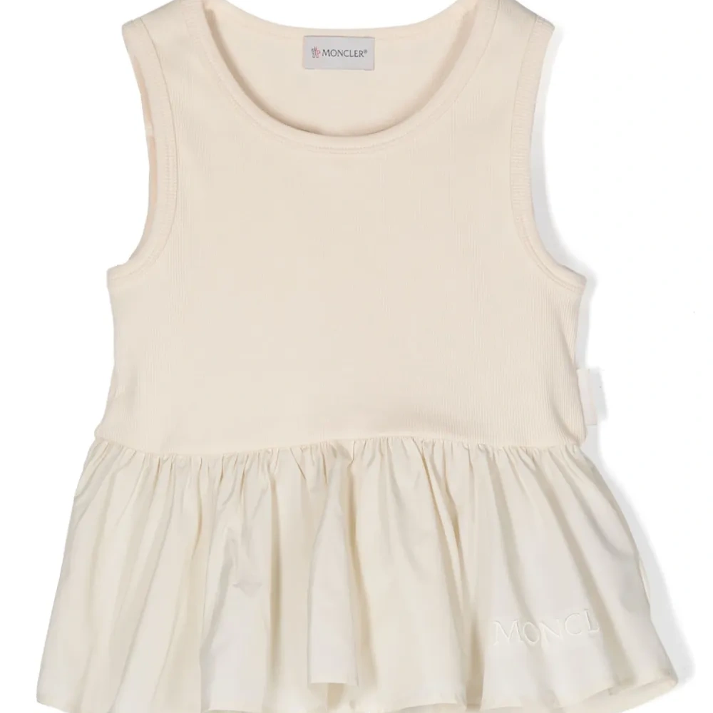 Топ с баской и вышитым логотипом