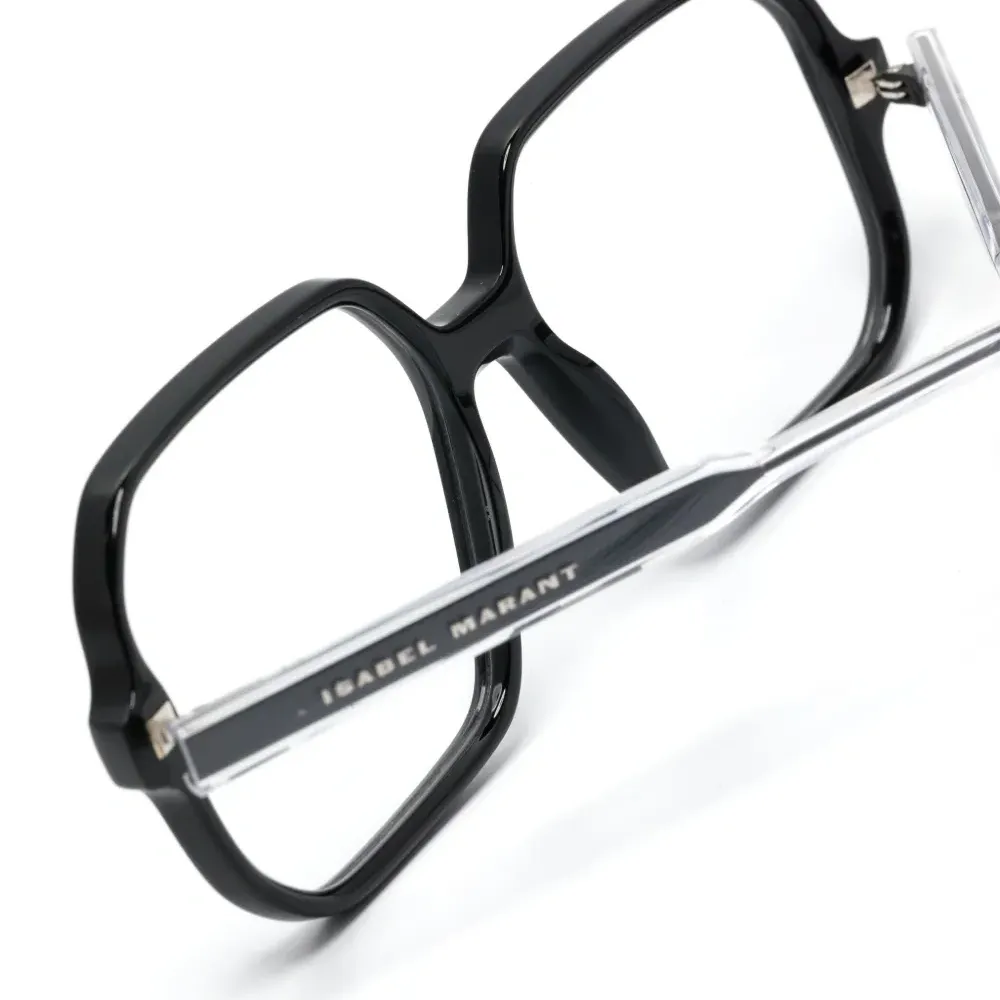 Очки в квадратной оправе