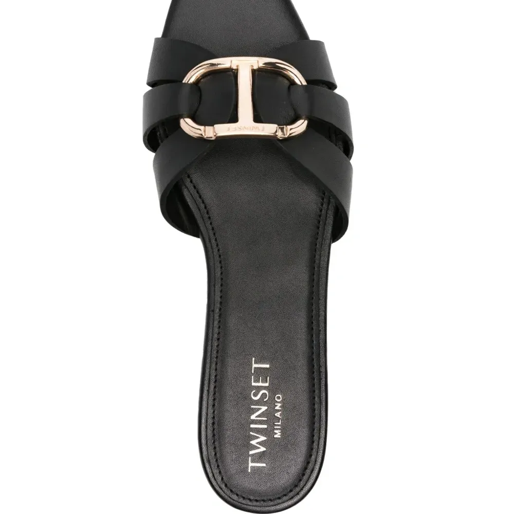 Шлепанцы с пряжкой Oval T