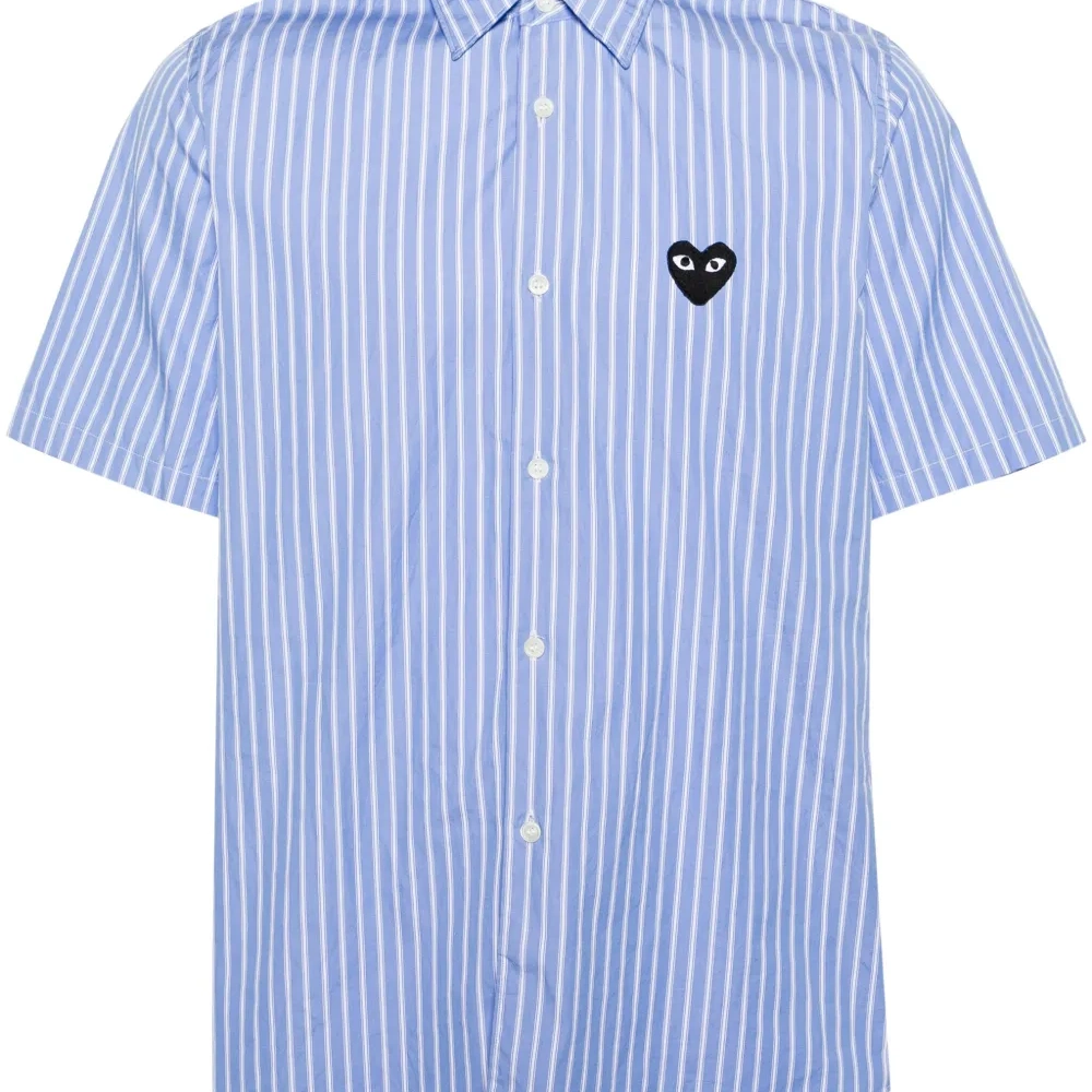 Полосатая рубашка с нашивкой