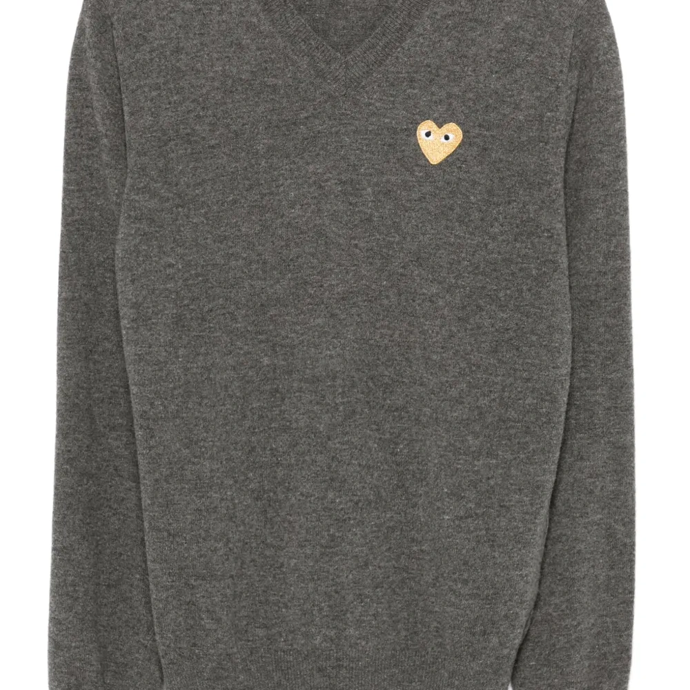 Свитер с нашивкой