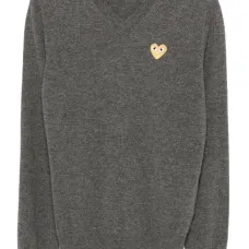 Свитер с нашивкой