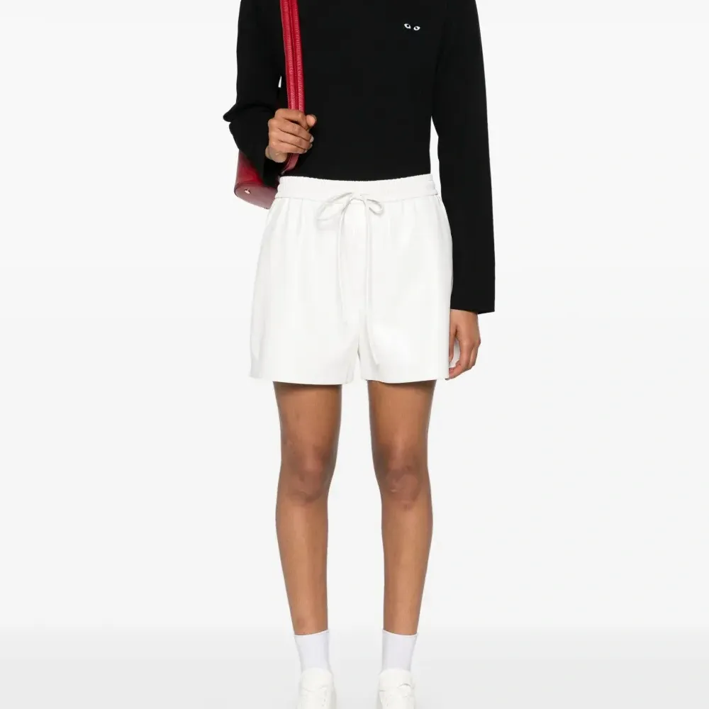 Футболка с нашивкой