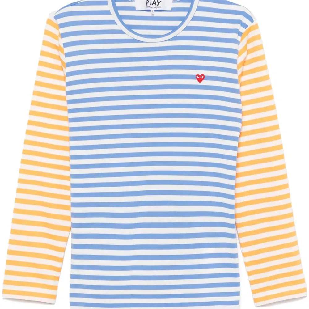 Полосатая футболка с нашивкой