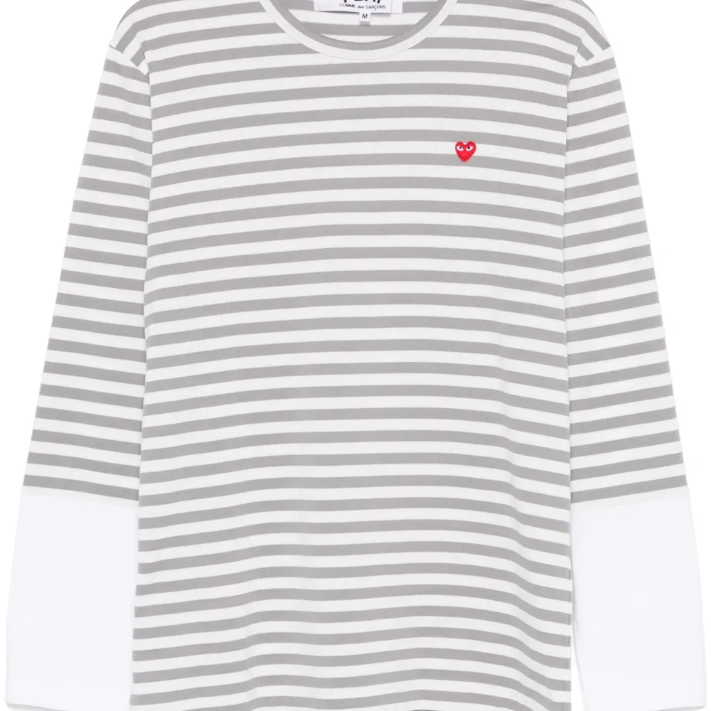 Полосатая футболка с нашивкой