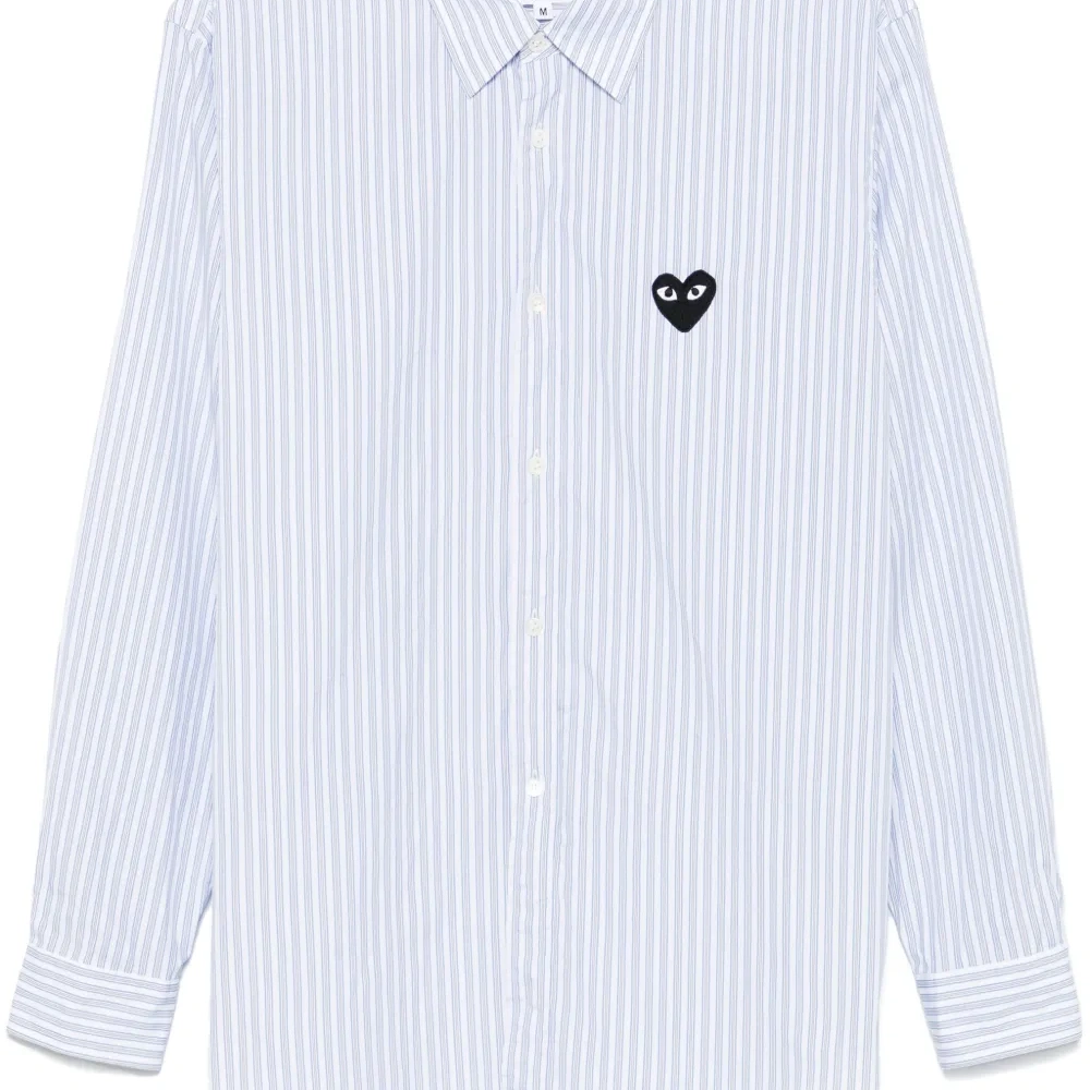 Полосатая рубашка с нашивкой