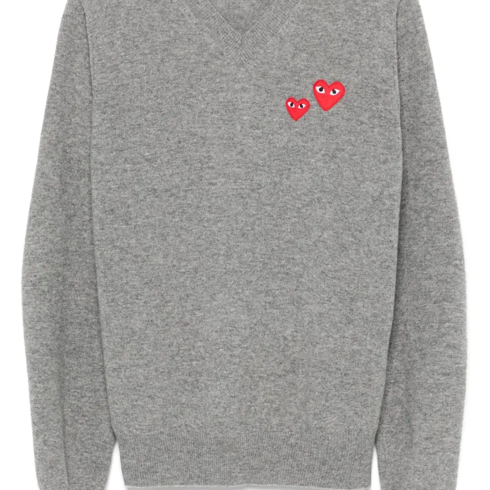 Свитер с нашивкой