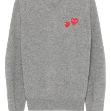 Свитер с нашивкой