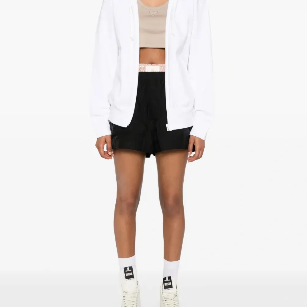 Худи с нашивкой