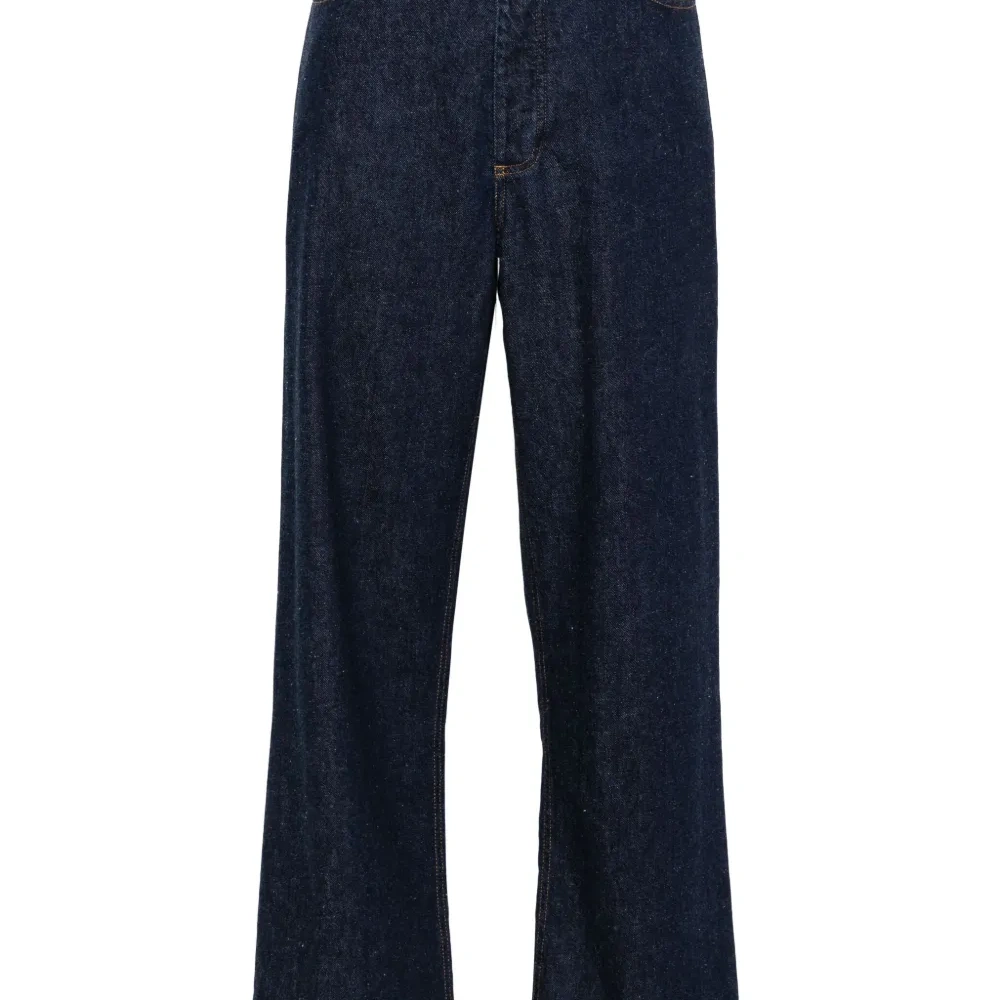 Прямые джинсы с завышенной талией