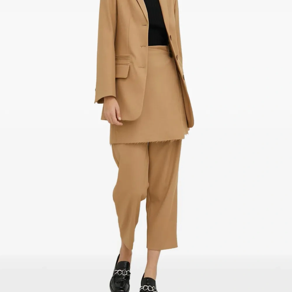 Юбка с необработанными краями и пуговицами