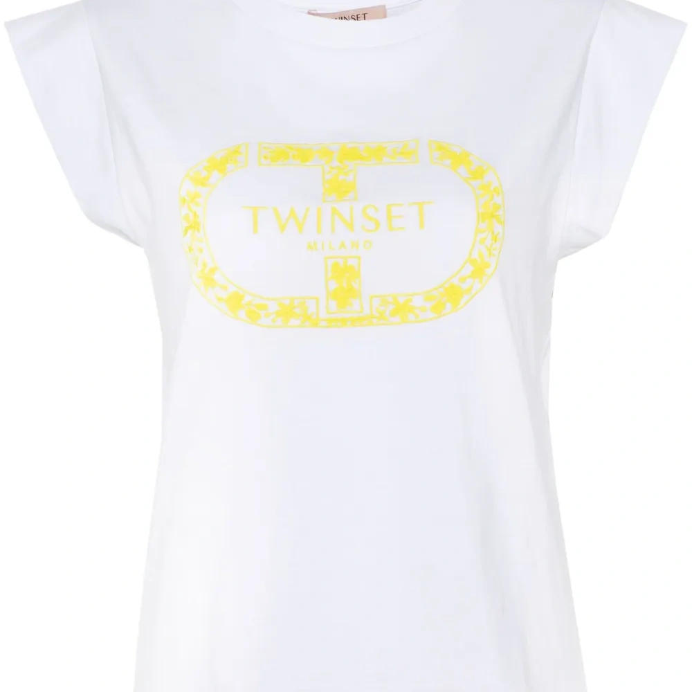 футболка с вышитым логотипом