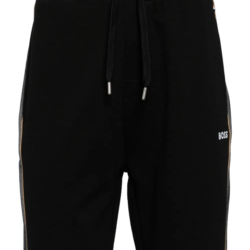 Спортивные шорты с лампасами и вышитым логотипом