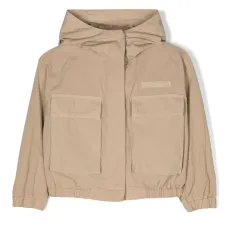 Куртка с капюшоном и нашивкой-логотипом Куртка с капюшоном и нашивкой-логотипом