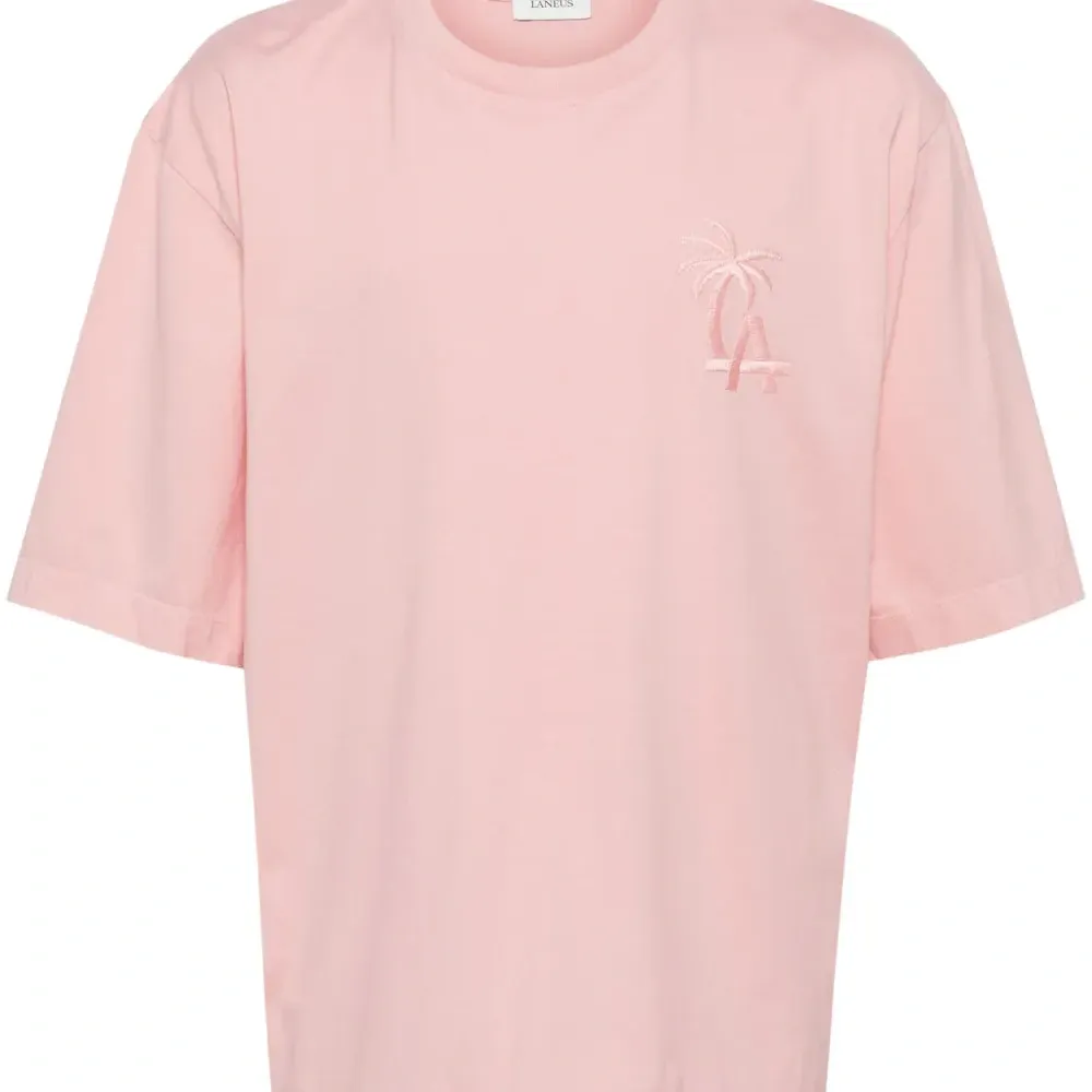 Футболка с вышитым логотипом