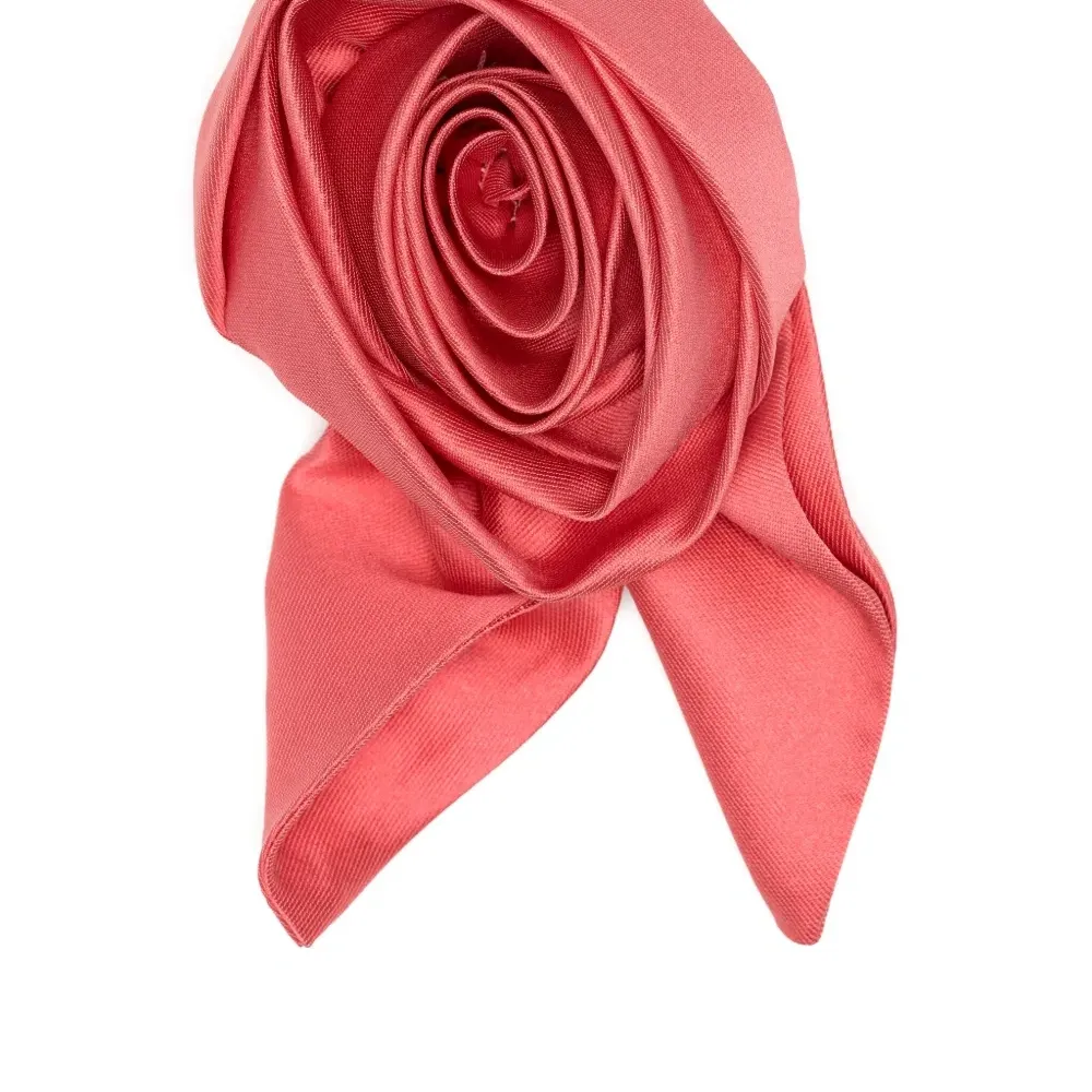 Брошь с цветочной аппликацией