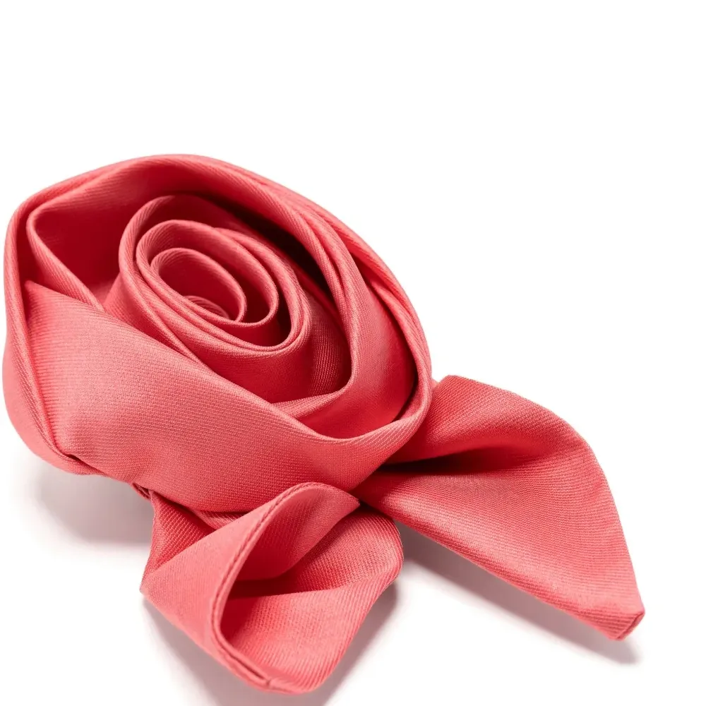 Брошь с цветочной аппликацией