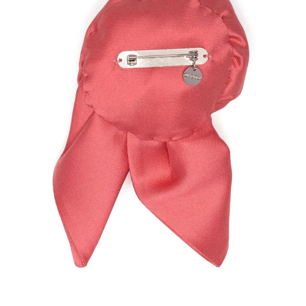 Брошь с цветочной аппликацией