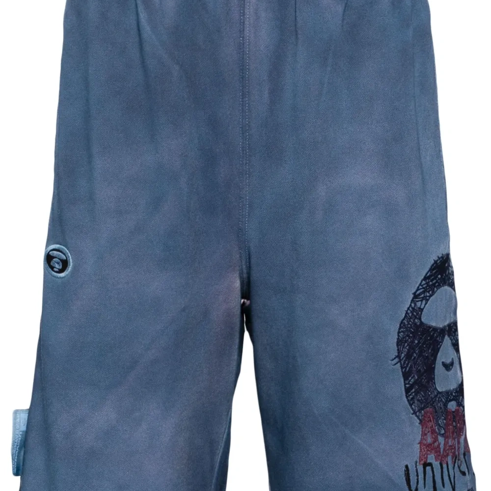 Спортивные шорты с вышитым логотипом