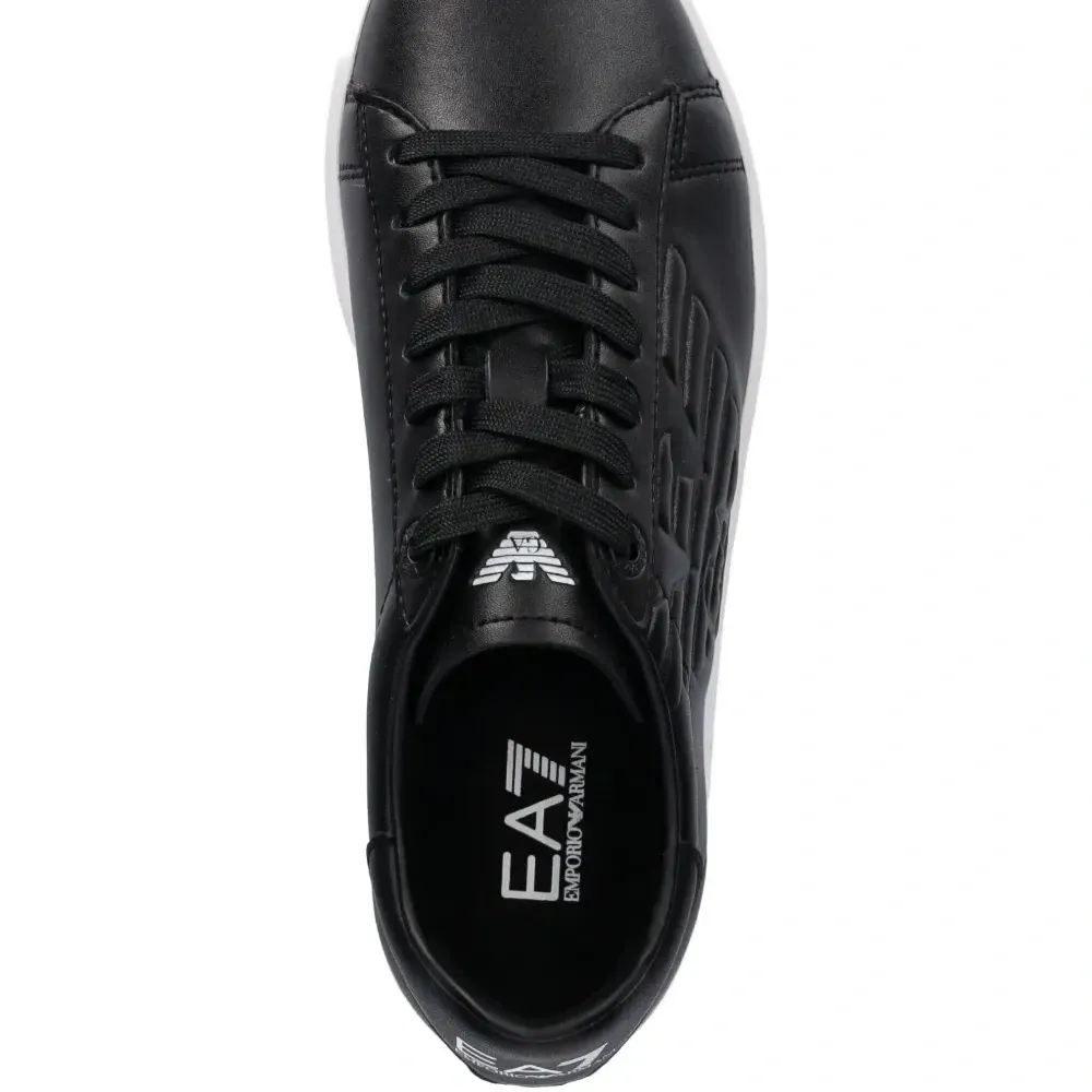 Кеды с тисненым логотипом