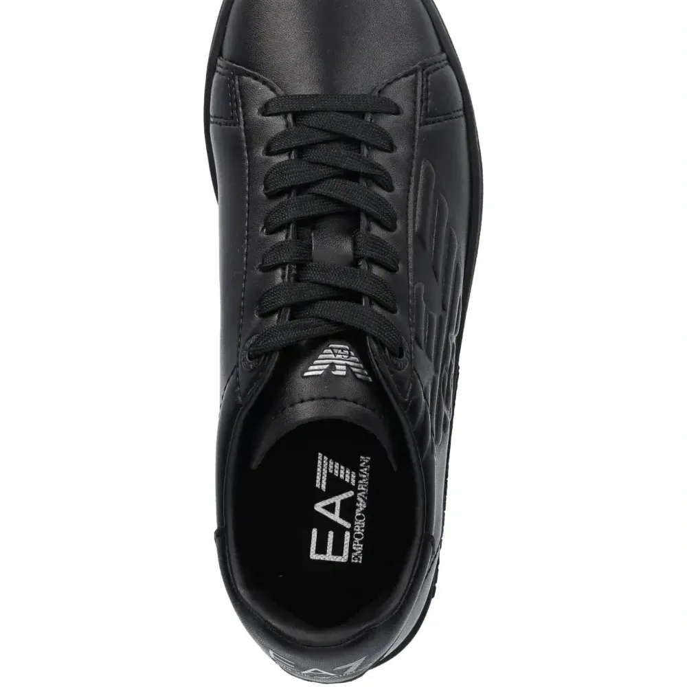 Кроссовки с тисненым логотипом